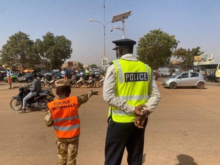 Ouagadougou : Des enfants régulent la circulation et sensibilisent à la sécurité routière Ouagadougou : Des enfants régulent la circulation et sensibilisent à la sécurité routière