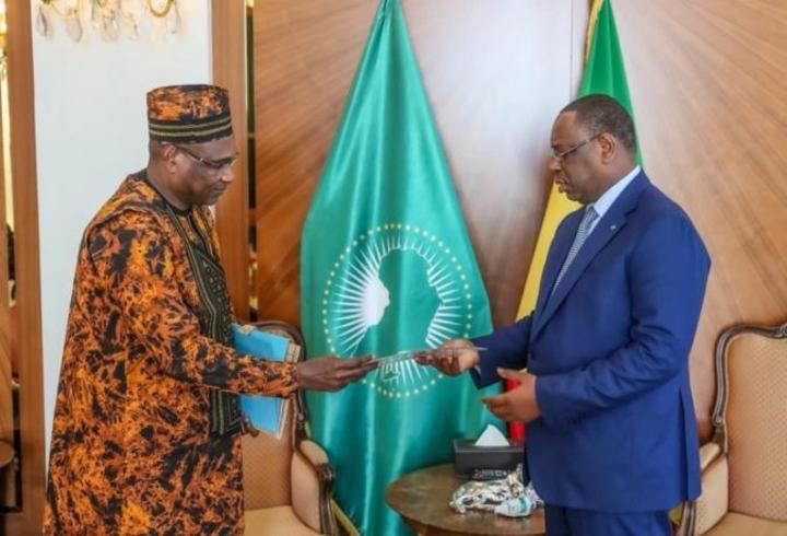 Diplomatie : Le nouvel ambassadeur du Burkina au Sénégal présente ses lettres de créances au Président Macky SALL Diplomatie : Le nouvel ambassadeur du Burkina au Sénégal présente ses lettres de créances au Président Macky SALL
