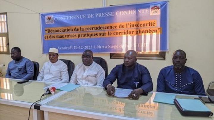 Transport routier : Les transporteurs burkinabè dénoncent des braquages récurrents sur l’axe Ouaga-Tèma (Ghana) et interpellent les autorités des deux pays Transport routier : Les transporteurs burkinabè dénoncent des braquages récurrents sur l’axe Ouaga-Tèma (Ghana) et interpellent les autorités des deux pays