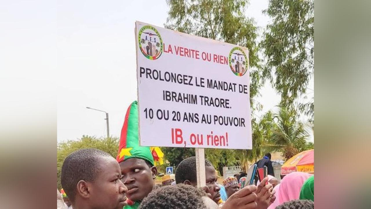 Assises nationales : Aux portes de la salle des conférences, des centaines de personnes manifestent leur soutien à IB Assises nationales : Aux portes de la salle des conférences, des centaines de personnes manifestent leur soutien à IB