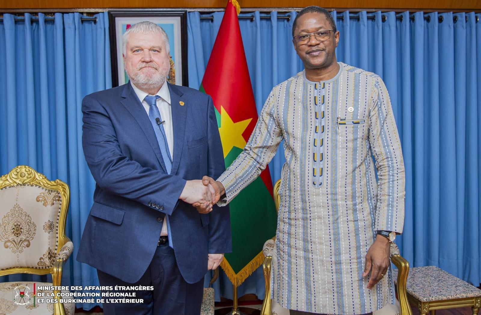 Le nouvel ambassadeur de la Fédération de Russie avec résidence à Ouagadougou, remet les copies figurées de ses lettres de créance au chef de la diplomatie Le nouvel ambassadeur de la Fédération de Russie avec résidence à Ouagadougou, remet les copies figurées de ses lettres de créance au chef de la diplomatie