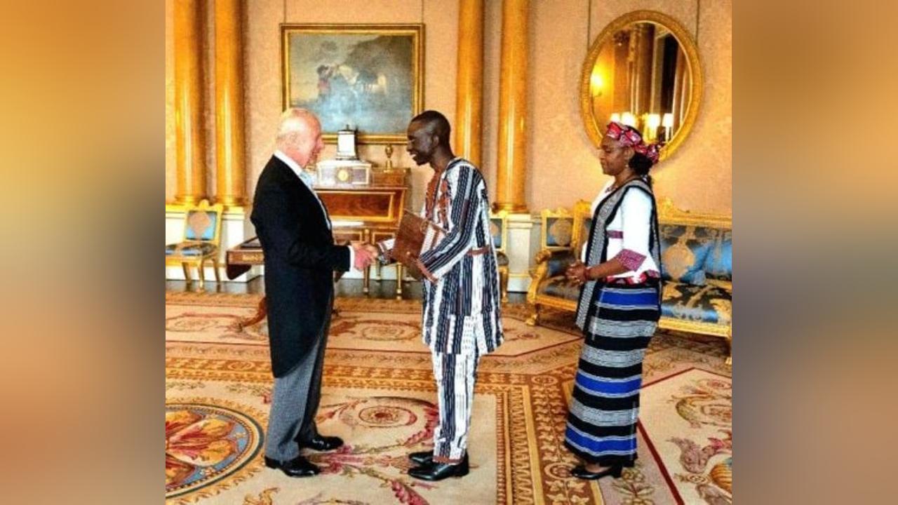 Coopération bilatérale : L'ambassadeur du Burkina Faso auprès du Royaume Uni présente ses Lettres de créance au Roi Charles III Coopération bilatérale : L'ambassadeur du Burkina Faso auprès du Royaume Uni présente ses Lettres de créance au Roi Charles III
