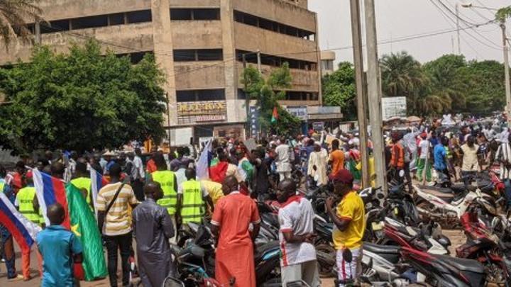 Supposées exactions sur des civils par des FDS : La CNAVC manifeste devant l’immeuble de l’ONU à Ouagadougou pour exiger des excuses publiques Supposées exactions sur des civils par des FDS : La CNAVC manifeste devant l’immeuble de l’ONU à Ouagadougou pour exiger des excuses publiques