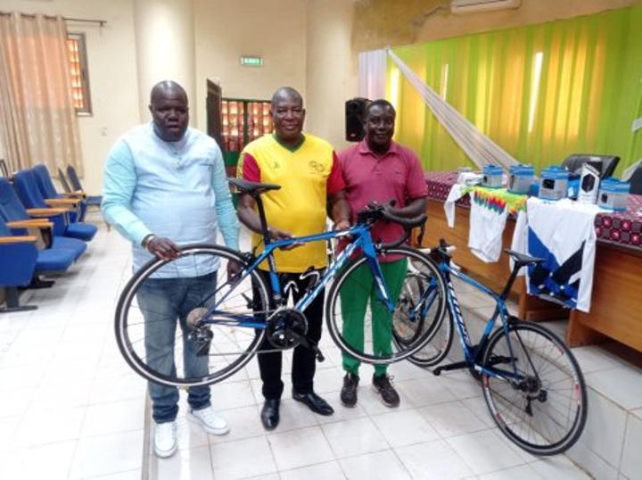 Cyclisme : De nouveaux vélos professionnels pour les Étalons, à l'orée du Tour du Faso Cyclisme : De nouveaux vélos professionnels pour les Étalons, à l'orée du Tour du Faso
