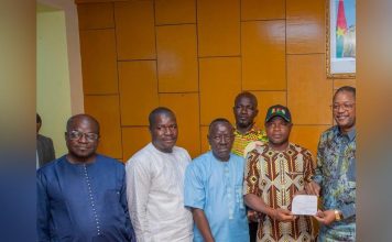 Effort de paix : La diaspora burkinabè du Bénin apporte 5 millions de francs CFA Effort de paix : La diaspora burkinabè du Bénin apporte 5 millions de francs CFA