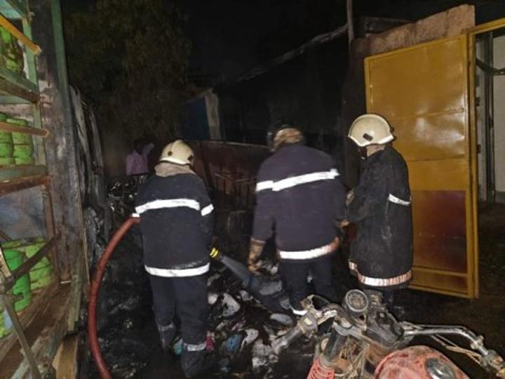 Les sapeurs pompiers maîtrisent un incendie de camion transportant du gaz à Dapoya Les sapeurs pompiers maîtrisent un incendie de camion transportant du gaz à Dapoya