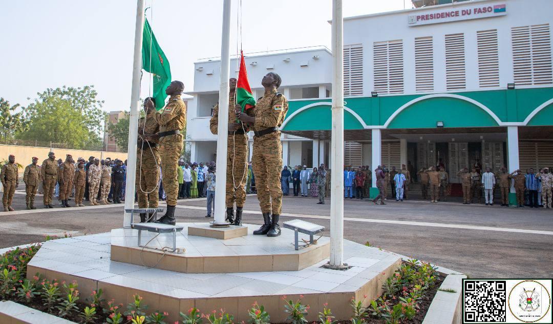 Cérémonie de montée des couleurs à la Présidence du Faso : Le drapeau de la Confédération des États du Sahel flotte désormais au palais présidentiel de Koulouba Cérémonie de montée des couleurs à la Présidence du Faso : Le drapeau de la Confédération des États du Sahel flotte désormais au palais présidentiel de Koulouba