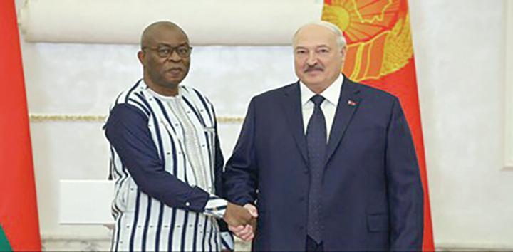Coopération Burkina Faso–Biélorussie: L’ambassadeur Aristide Tapsoba présente ses lettres de créance au Président Alexandre Loukachenko Coopération Burkina Faso–Biélorussie: L’ambassadeur Aristide Tapsoba présente ses lettres de créance au Président Alexandre Loukachenko