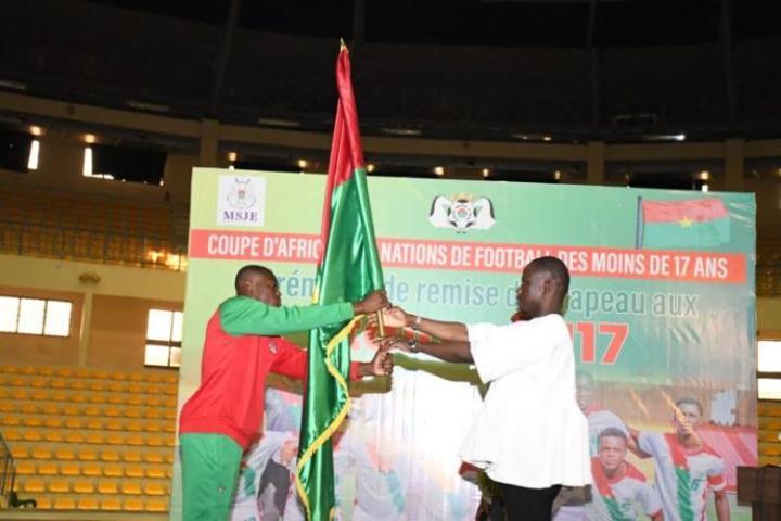 CAN Maroc U17 : « Nous irons avec la rage de vaincre » après la remise de drapeau aux Étalons cadets CAN Maroc U17 : « Nous irons avec la rage de vaincre » après la remise de drapeau aux Étalons cadets