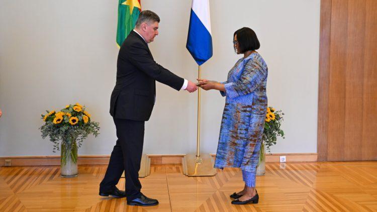 Coopération Burkina Faso et la République de Croatie : L’Ambassadeur Maïmounata OUATTARA présente ses Lettres de créance à Zoran Milanović Coopération Burkina Faso et la République de Croatie : L’Ambassadeur Maïmounata OUATTARA présente ses Lettres de créance à Zoran Milanović