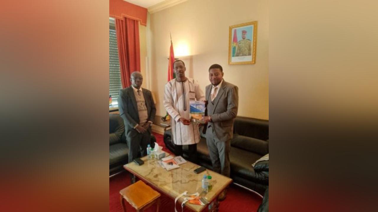 Le promoteur de la Startup SANK GREEN ENERGY et son mentor reçu en audience par l’ambassadeur du Burkina Faso à Berlin Le promoteur de la Startup SANK GREEN ENERGY et son mentor reçu en audience par l’ambassadeur du Burkina Faso à Berlin