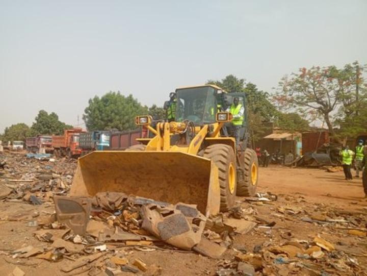 Arrondissement 3 de Ouagadougou : La mairie et ses partenaires assainissent les zones le long des rails et des installations électriques, de Nonsin à Rimkieta Arrondissement 3 de Ouagadougou : La mairie et ses partenaires assainissent les zones le long des rails et des installations électriques, de Nonsin à Rimkieta