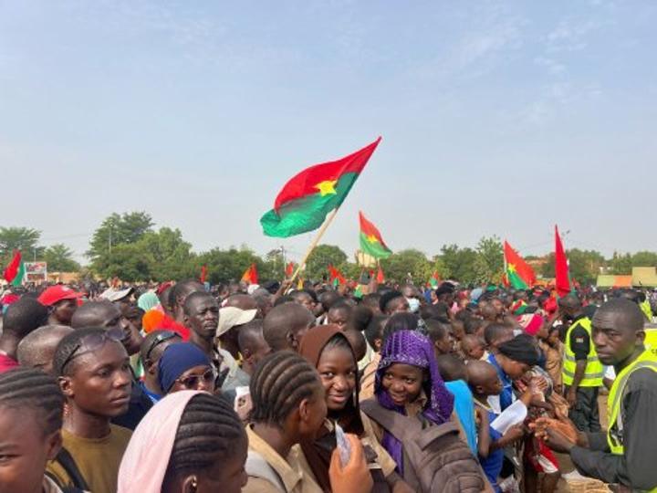 Mobilisation de soutien au président Ibrahim Traoré : La place de la Nation prise d’assaut par les manifestants Mobilisation de soutien au président Ibrahim Traoré : La place de la Nation prise d’assaut par les manifestants