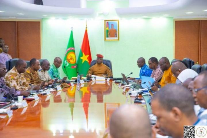 Immersion patriotique obligatoire pour les élèves et hausse de la mobilisation des ressources internes Immersion patriotique obligatoire pour les élèves et hausse de la mobilisation des ressources internes