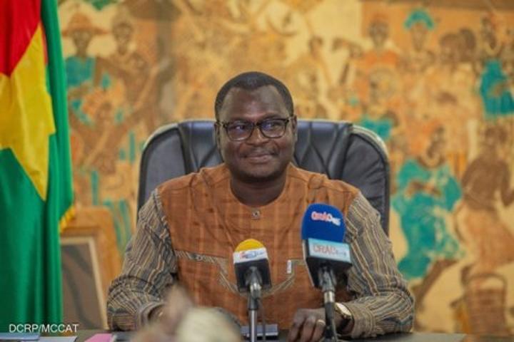 Le ministre de la communication aux patrons de presse : « Nous ne vous demandons pas de taire la vérité, nous vous appelons à la responsabilité » Le ministre de la communication aux patrons de presse : « Nous ne vous demandons pas de taire la vérité, nous vous appelons à la responsabilité »