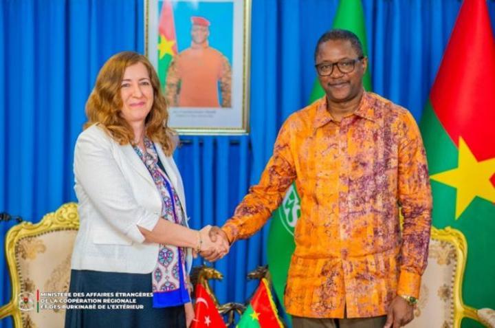 Coopération : L’ambassadeur Feriba HOKKACI ESIRGEN remet les Copies figurées de ses Lettres de créance au Chef de la diplomatie burkinabè Coopération : L’ambassadeur Feriba HOKKACI ESIRGEN remet les Copies figurées de ses Lettres de créance au Chef de la diplomatie burkinabè
