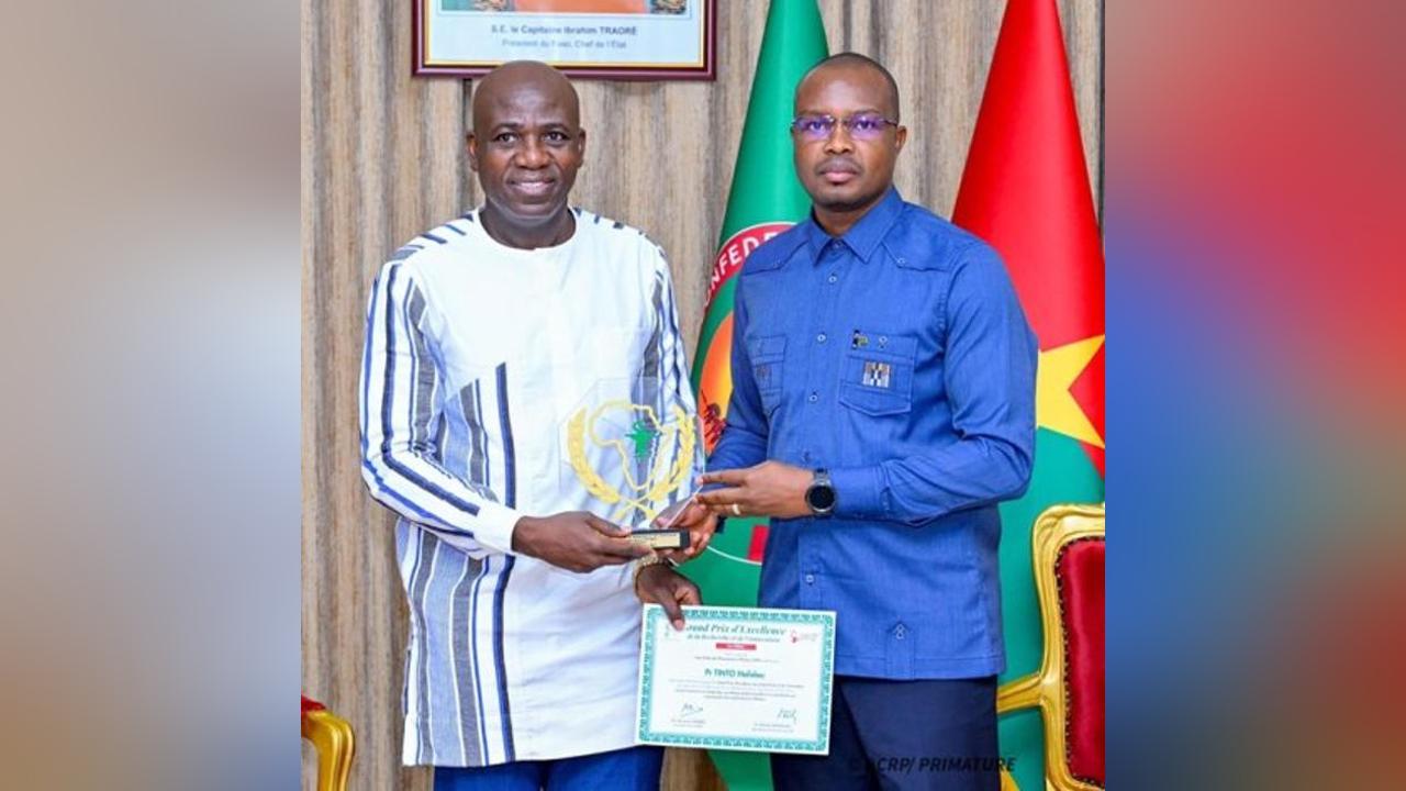 Burkina : Le Pr Halidou Tinto présente son prix d’excellence au Premier ministre et salue « une reconnaissance de la résilience nationale » Burkina : Le Pr Halidou Tinto présente son prix d’excellence au Premier ministre et salue « une reconnaissance de la résilience nationale »