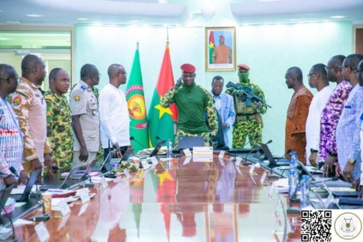 L’Institut des Peuples Noirs ressuscité pour une renaissance culturelle africaine et un Collège d’enseignement militaire supérieur créé au Burkina Faso L’Institut des Peuples Noirs ressuscité pour une renaissance culturelle africaine et un Collège d’enseignement militaire supérieur créé au Burkina Faso