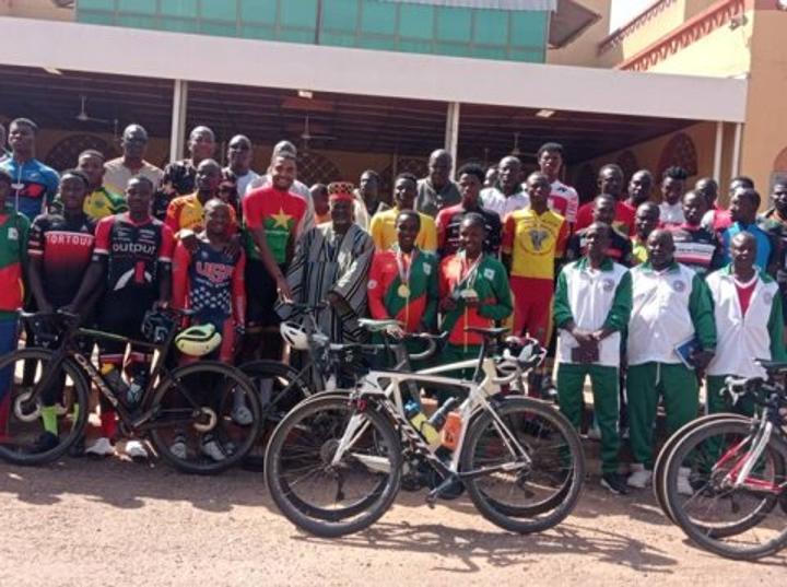 Étalons Cyclistes Reçoivent Bénédictions du Moogho Naaba Étalons Cyclistes Reçoivent Bénédictions du Moogho Naaba