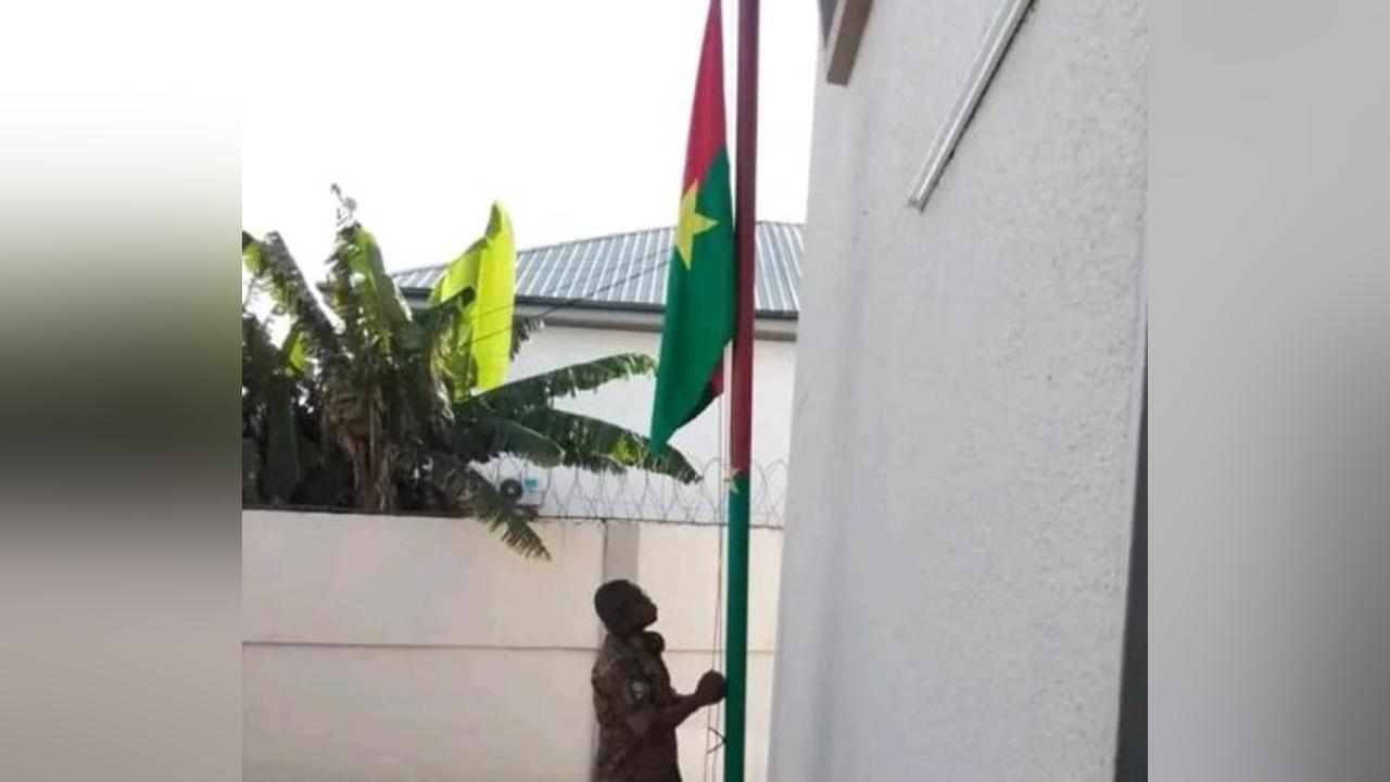 Montée des Couleurs à l'Ambassade du Burkina à Accra Montée des Couleurs à l'Ambassade du Burkina à Accra
