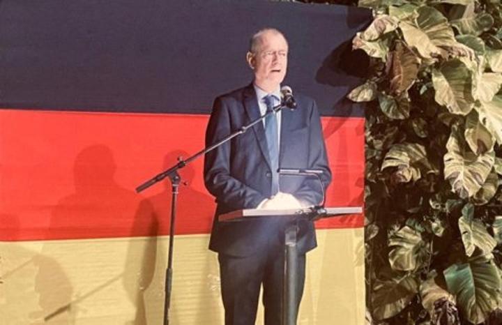 Amitié Résiliente: 35 Ans de Réunification Allemande Amitié Résiliente: 35 Ans de Réunification Allemande