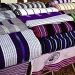 Port du Tissu Traditionnel Prioritaire pour Hôtes et Hôtesses Port du Tissu Traditionnel Prioritaire pour Hôtes et Hôtesses