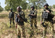 Entre Champs et Casernes: Bondokuy, Symbole de Paix Entre Champs et Casernes: Bondokuy, Symbole de Paix