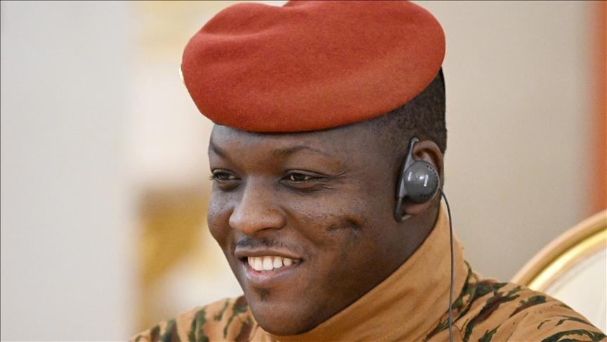 Traoré: Burkina Faso, Vitrine et Modèle Actuel Traoré: Burkina Faso, Vitrine et Modèle Actuel