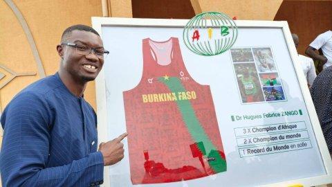 Athlétisme : Le maillot de Hugues Fabrice Zango remis au Musée national Athlétisme : Le maillot de Hugues Fabrice Zango remis au Musée national