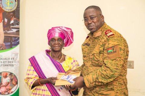 Burkina : Les Femmes retraitées entrepreneures soutiennent les veuves et orphelins de guerre Burkina : Les Femmes retraitées entrepreneures soutiennent les veuves et orphelins de guerre