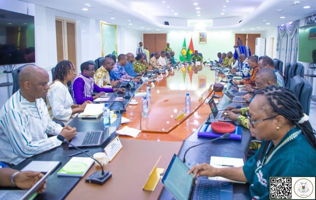 Dissolution des Partis et Adoption d'un Référentiel National Dissolution des Partis et Adoption d'un Référentiel National