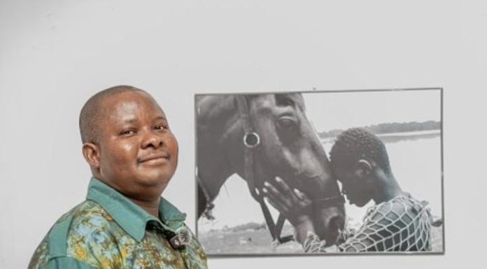 Harouna Marané Explore Lien Homme-Cheval En Exposition Harouna Marané Explore Lien Homme-Cheval En Exposition