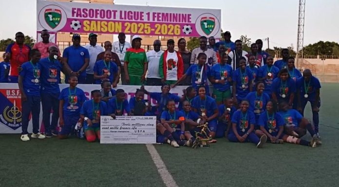 L’USFA reçoit son trophée de championne du Burkina Faso L’USFA reçoit son trophée de championne du Burkina Faso