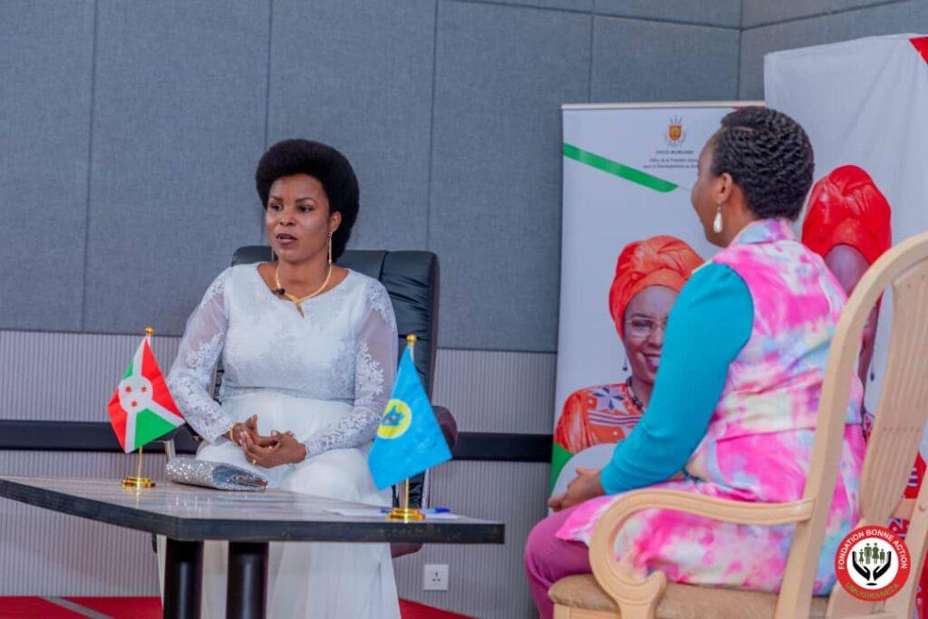 La Première Dame du Burundi prend l’initiative de parler pour briser les tabous en faveur de la bonne gestion de l’hygiène menstruelle. La Première Dame du Burundi prend l’initiative de parler pour briser les tabous en faveur de la bonne gestion de l’hygiène menstruelle.
