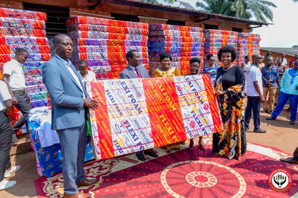 La Première Dame et Présidente de l’OPDD-Burundi sensibise les jeunes sur la sagesse, le leadership, la santé de la reproduction et la lutte contre le SIDA La Première Dame et Présidente de l’OPDD-Burundi sensibise les jeunes sur la sagesse, le leadership, la santé de la reproduction et la lutte contre le SIDA