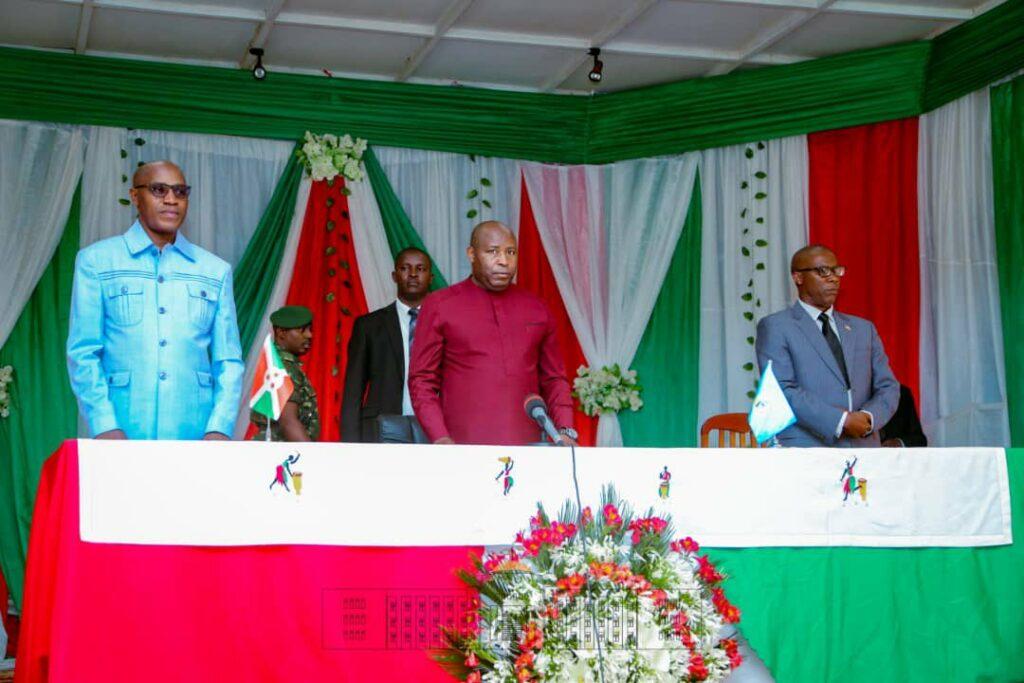Le Président Ndayishimiye exhorte les acteurs politiques burundais à dépasser leurs clivages idéologiques pour contribuer dans le relèvement socio-économique du pays Le Président Ndayishimiye exhorte les acteurs politiques burundais à dépasser leurs clivages idéologiques pour contribuer dans le relèvement socio-économique du pays