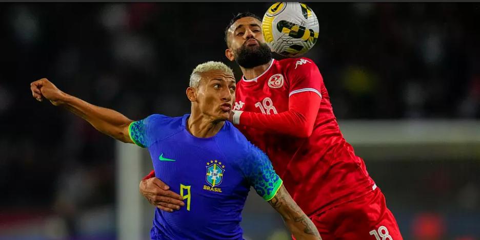 Football : jet de banane lors de Brésil-Tunisie à Paris Football : jet de banane lors de Brésil-Tunisie à Paris