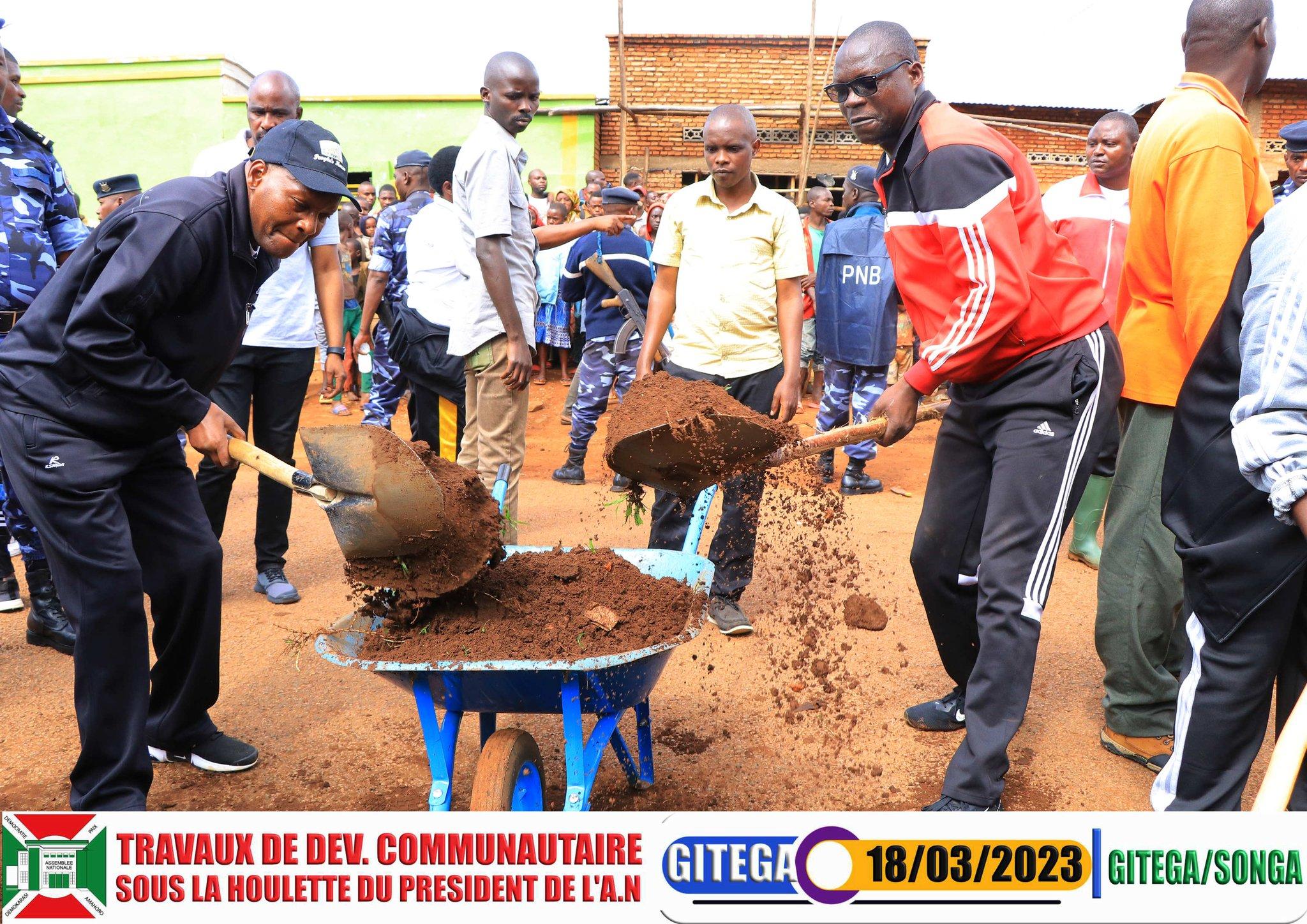 TDC – Curer et nettoyer la RN8 en colline Songa / Gitega TDC – Curer et nettoyer la RN8 en colline Songa / Gitega