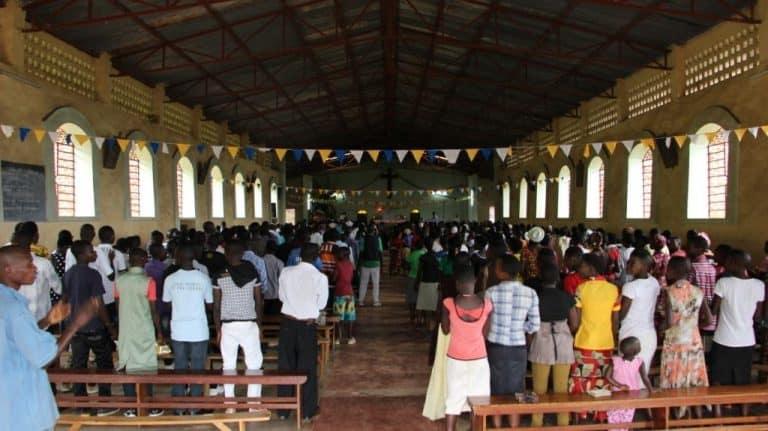 Des hommes de Dieu, des « V8 » et des ouailles fâchées Des hommes de Dieu, des « V8 » et des ouailles fâchées