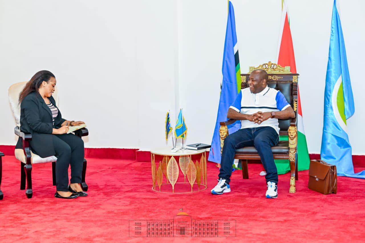 Le Président Ndayishimiye reçoit en audience l’Ambassadeur de la Jeunesse à l’Union Africaine pour la région de l’Afrique de l’Est Le Président Ndayishimiye reçoit en audience l’Ambassadeur de la Jeunesse à l’Union Africaine pour la région de l’Afrique de l’Est
