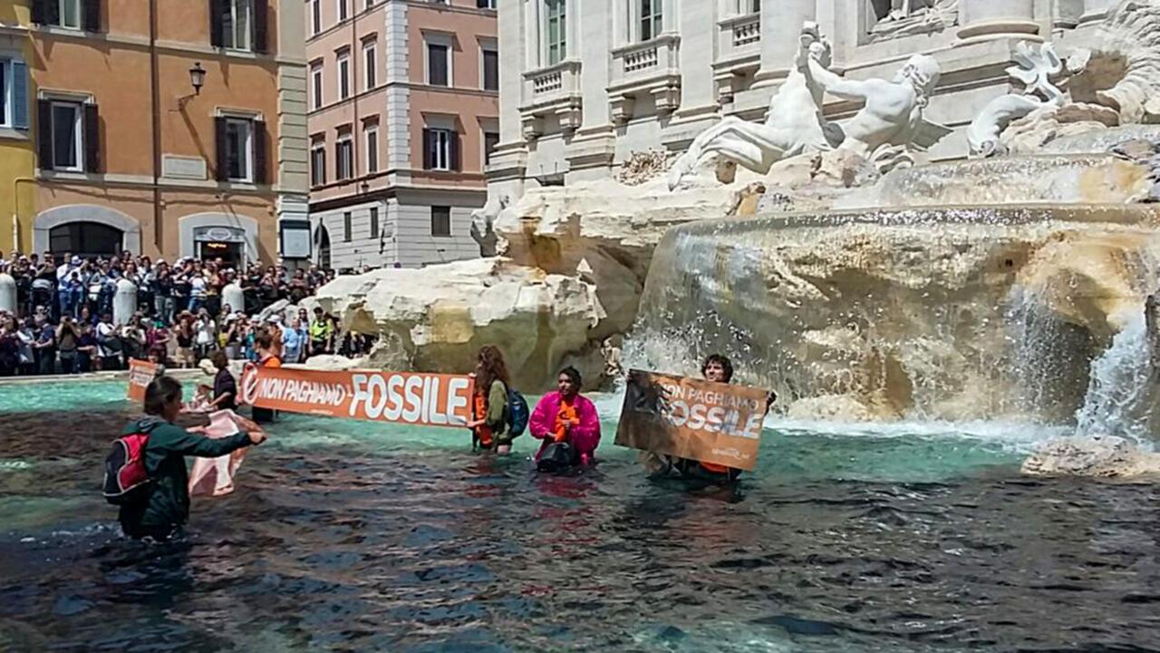 À Rome, des militants écologistes noircissent l'eau de la fontaine de Trévi