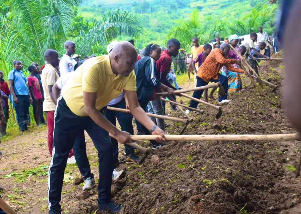 TDC – Entretien d’une route à Bugarama, Rumonge / Burunga TDC – Entretien d’une route à Bugarama, Rumonge / Burunga