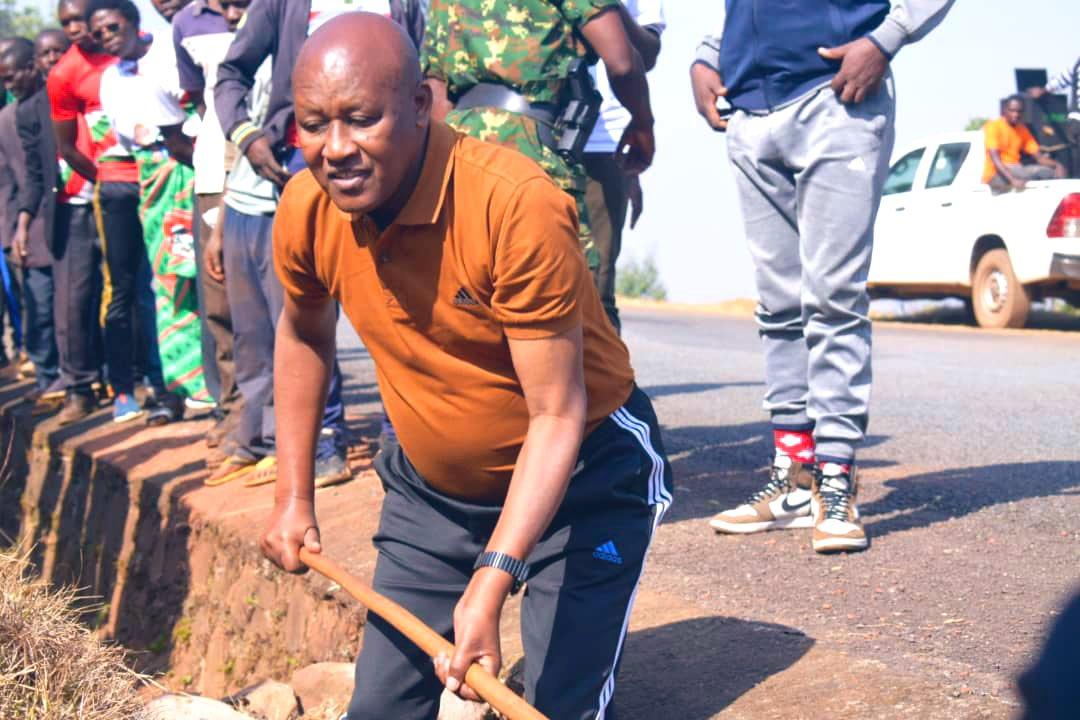 Le Vice-Président cure les caniveaux de la route RN12 à Shombo, Karusi Le Vice-Président cure les caniveaux de la route RN12 à Shombo, Karusi