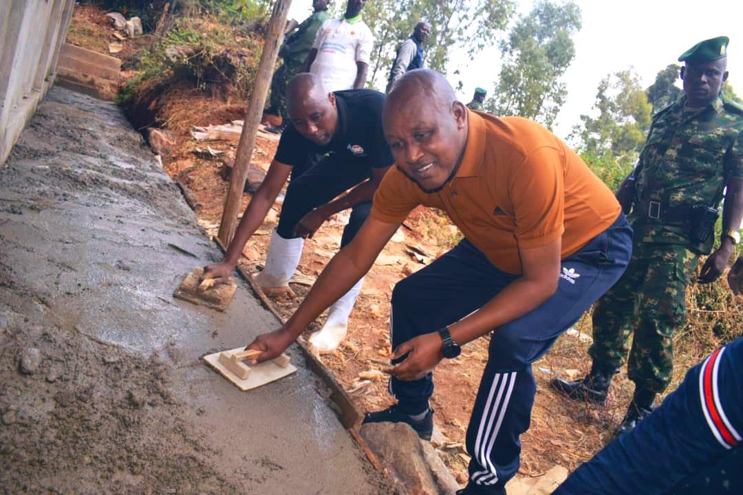 Bazombanza Prosper s’engage dans les Travaux au Stade Ku Gasaka à Ngozi Bazombanza Prosper s’engage dans les Travaux au Stade Ku Gasaka à Ngozi