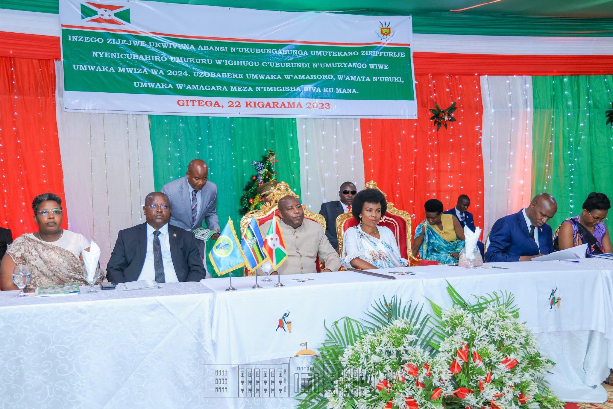 Le Président Ndayishimiye a échangé les voeux du nouvel an avec les forces de défense et de sécurité Le Président Ndayishimiye a échangé les voeux du nouvel an avec les forces de défense et de sécurité