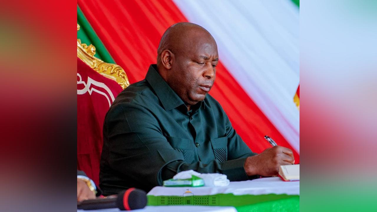 Le Chef de l’Etat Evariste Ndayishimiye échange sur la situation sécuritaire avec les corps de défense de la 4ème Division d’infanterie Le Chef de l’Etat Evariste Ndayishimiye échange sur la situation sécuritaire avec les corps de défense de la 4ème Division d’infanterie