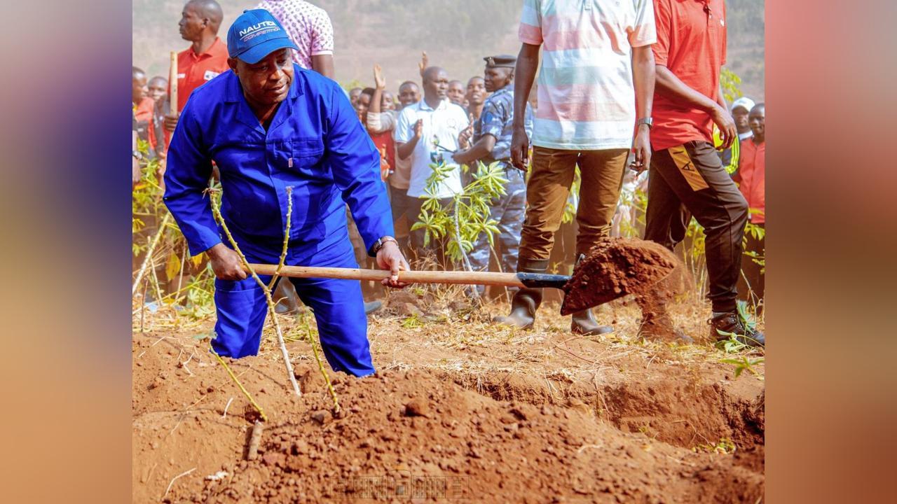 Le Président NDAYISHIMIYE encourage les fonctionnaires burundais à travailler plus de huit heures prévues par jour pour leur développement Le Président NDAYISHIMIYE encourage les fonctionnaires burundais à travailler plus de huit heures prévues par jour pour leur développement