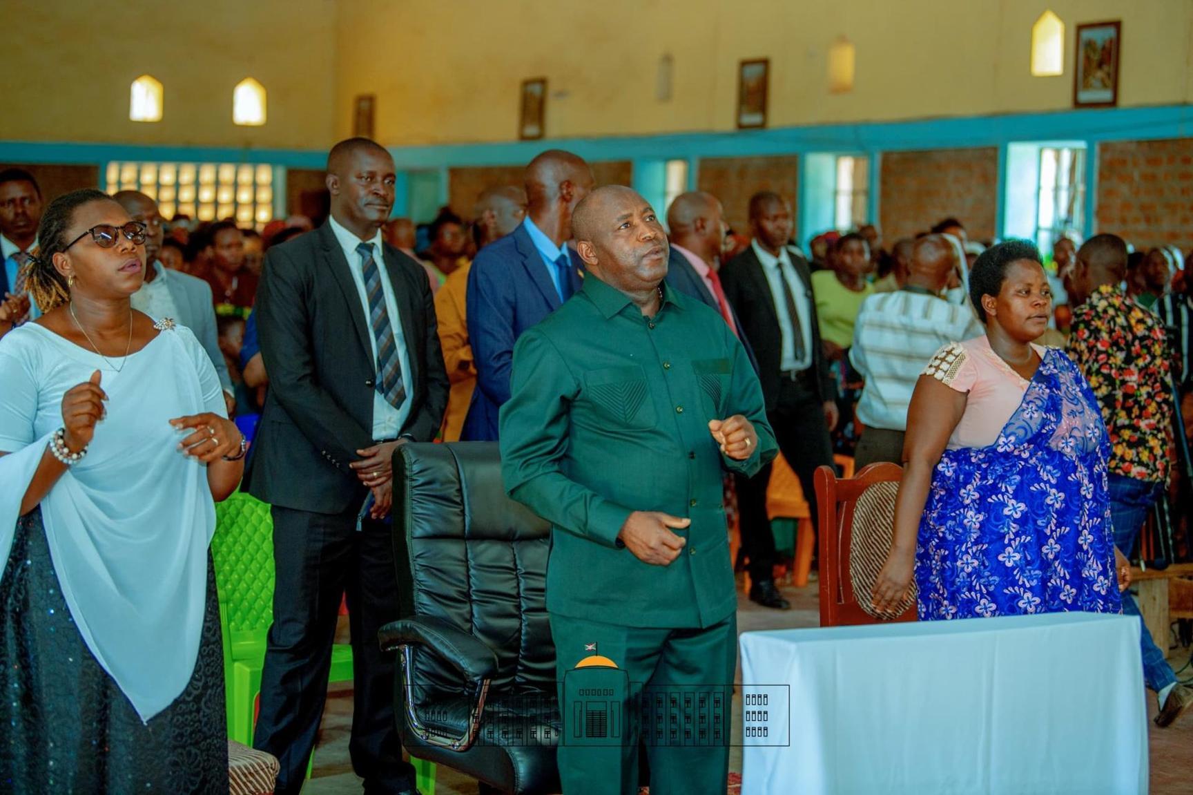 Le Chef de l’Etat s’associe aux chrétiens de la Paroisse Buheka pour la célébration eucharistique Le Chef de l’Etat s’associe aux chrétiens de la Paroisse Buheka pour la célébration eucharistique