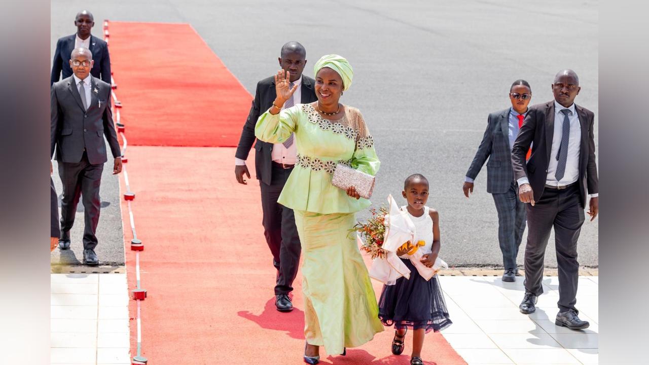 La Première Dame du Burundi Renforce les Liens avec Zanzibar Lors D’Une Visite Officielle pour Promouvoir L’égalité de Genre La Première Dame du Burundi Renforce les Liens avec Zanzibar Lors D’Une Visite Officielle pour Promouvoir L’égalité de Genre