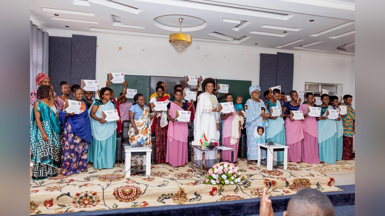 La Première Dame Angeline Ndayishimiye Encourage les Bonnes Pratiques Nutritionnelles et L’Autonomisation des Femmes au Burundi. La Première Dame Angeline Ndayishimiye Encourage les Bonnes Pratiques Nutritionnelles et L’Autonomisation des Femmes au Burundi.